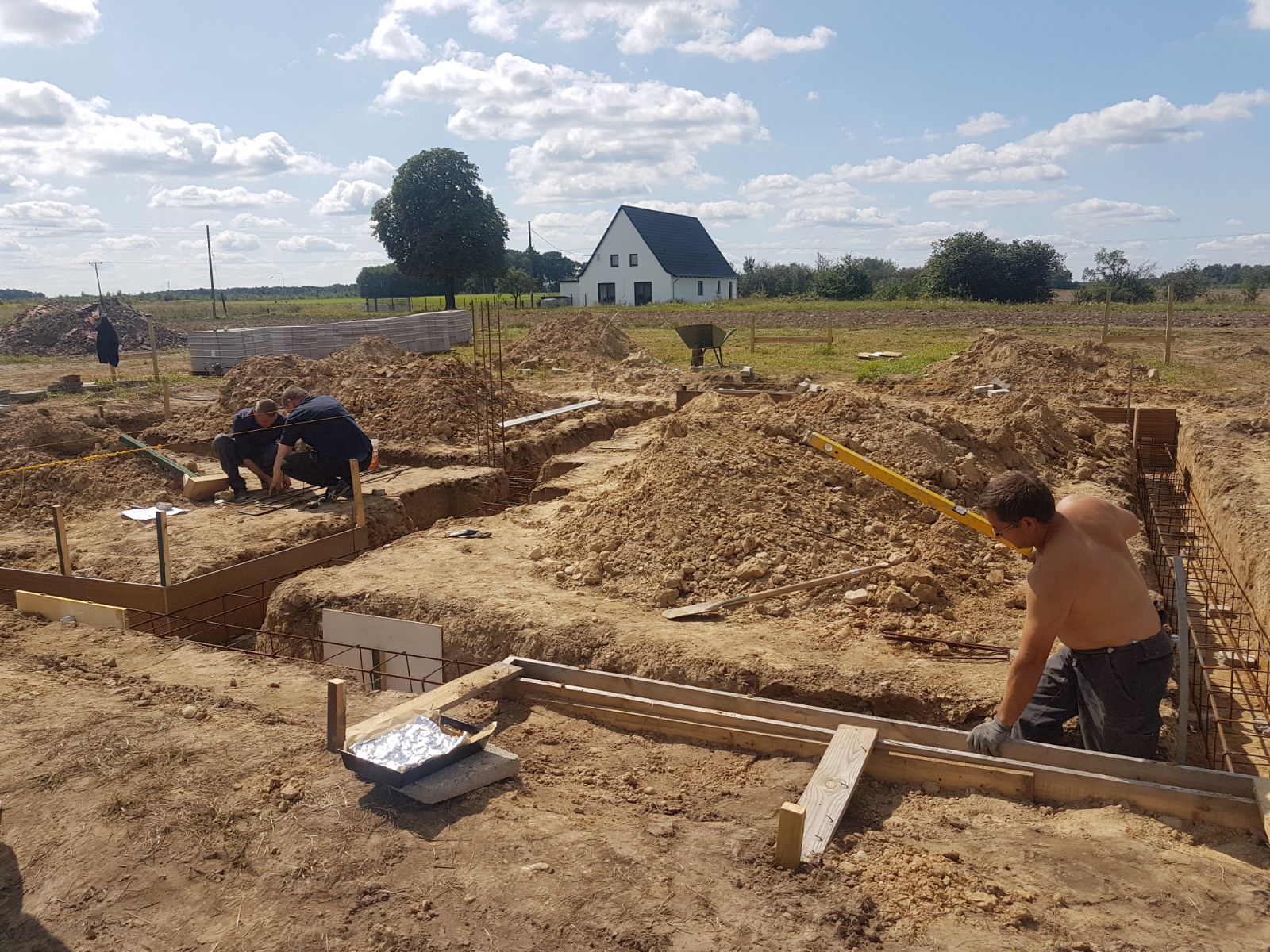 Panowie ochoczo pracują. Panowie ochoczo pracują.