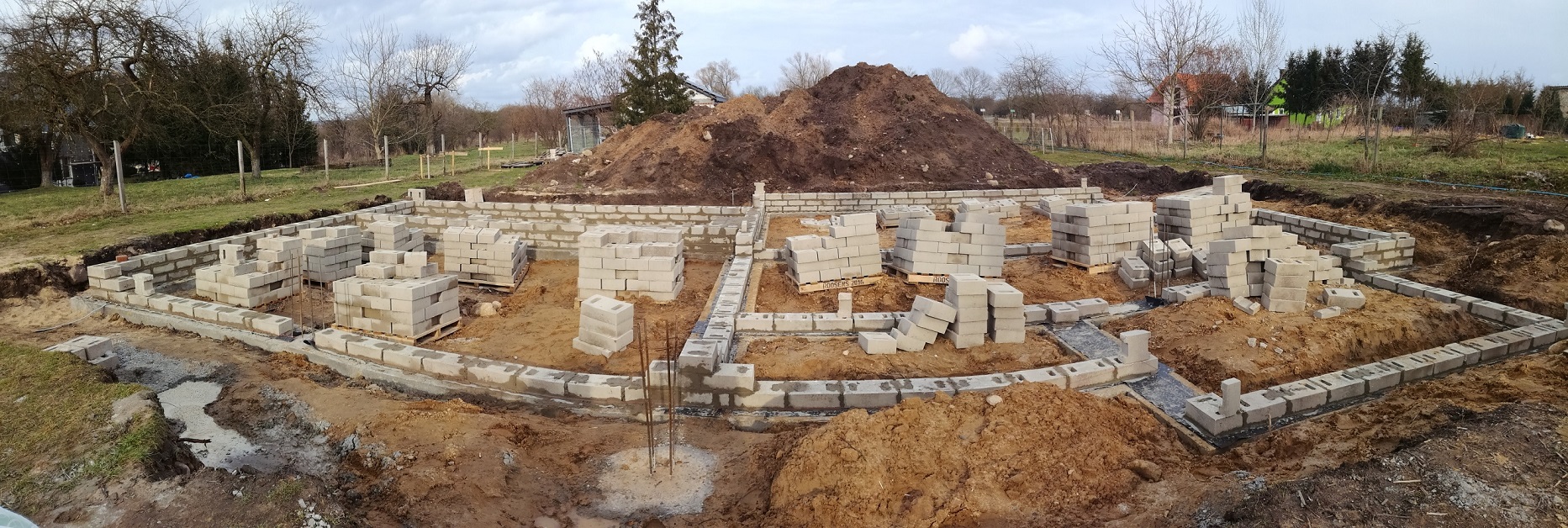 21marca po prawej widać folię rozłożoną na ławie 21marca po prawej widać folię rozłożoną na ławie